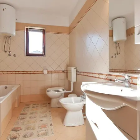 Pet Friendly Apartment In Pula *