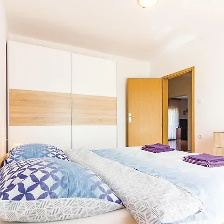 Pet Friendly Apartment In Pula *